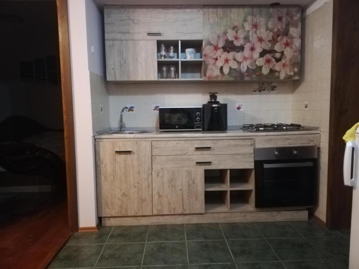 Apartament Andra *